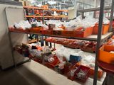 de nombreuses boîtes de nourriture sur les étagères du magasin