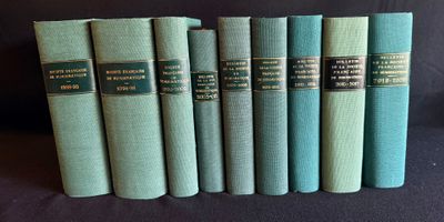 Plusieurs livres sont alignés sur une surface noire