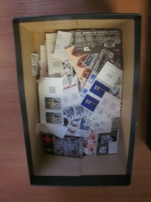 Une boîte avec des TP neufs** de France en francs, faciale e… - Photo 1