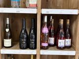 de nombreuses bouteilles de vin sur les étagères de la pièce