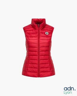 un gilet rouge pour femme avec un logo sur le devant