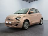 La Smart est garée dans un showroom aux murs blancs.