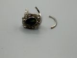 un gros plan d'une bague en argent sertie d'une pierre noire