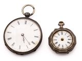 deux montres de poche anciennes avec des chiffres romains et des chiffres romains