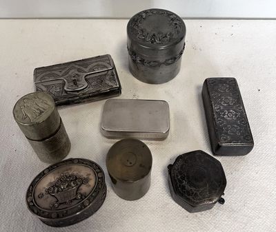 un grand nombre d'objets métalliques posés sur une table