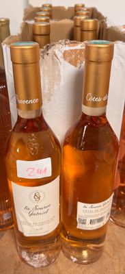 plusieurs bouteilles de vin sont alignées sur un comptoir