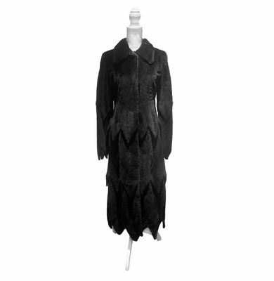 photographie en noir et blanc d'un manteau de femme sur un mannequin