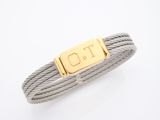 un bracelet à maillons avec une plaque dorée sur fond blanc