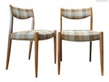 une paire de chaises dont l'assise et le dossier sont recouverts d'un tissu à carreaux