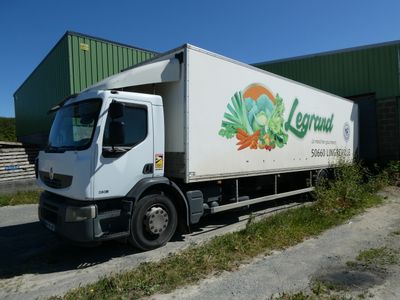 a truck that is parked in front of a building