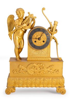 PENDULE en bronze doré représentant Cupidon aux instruments de musique - Photo 1