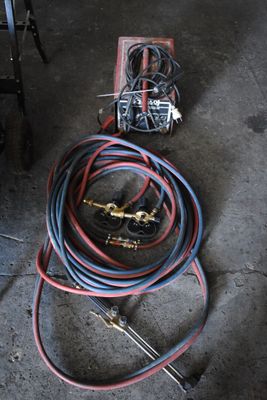 beaucoup de fils et d'outils par terre