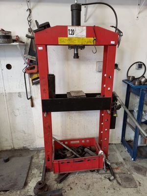 une photo d'une machine rouge dans un garage