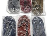 six paires de chaussons sont emballées dans des sacs en plastique, posées sur une surface blanche