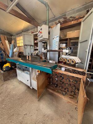 une image d'un établi dans un garage