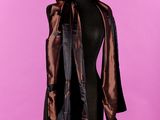 un mannequin vêtu d'une veste noire et marron