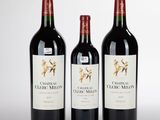 trois bouteilles de vin rouge posées côte à côte sur une table
