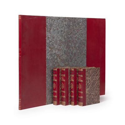 un lot de trois livres posés les uns à côté des autres sur une surface blanche