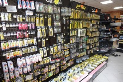 de nombreux types de stylos exposés dans un magasin