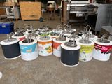 de nombreux seaux contenant différents types de glaces, éparpillés sur le sol