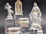 un ensemble de figurines comprenant une statue de la Vierge Marie ainsi qu'une tasse et une soucoupe