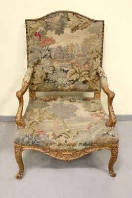 Fauteuil à haut dossier plat cintré en bois mouluré et sculp…