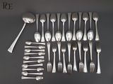 de nombreuses fourchettes et cuillères disposées sur la table