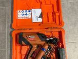 une trousse à outils dans un coffret en plastique posé sur le sol