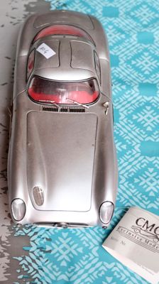 une petite voiture posée sur une table à côté d'une carte