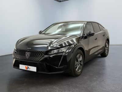 Le SUV noir est garé dans une grande pièce au sol noir.