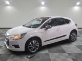 la voiture blanche est garée sur un sol en damier dans le garage