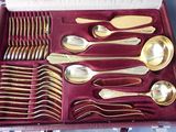 many spoons and spoon spoons in a red case