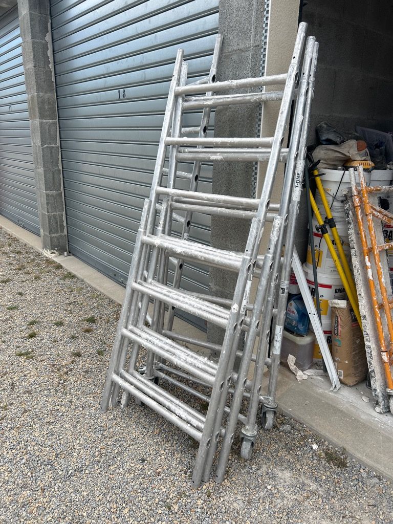Un échafaudage sur roulettes à deux plateaux , d'une hauteur…
