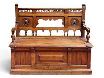 un banc en bois dont le dossier est orné de sculptures