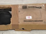 emballage d'une boîte contenant un téléphone portable à l'intérieur d'une boîte en carton