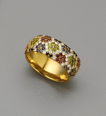 Anneau en or jaune 18K (750/oo) lisse bombé agrémenté d'un m…