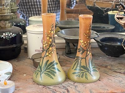 deux vases posés sur une table