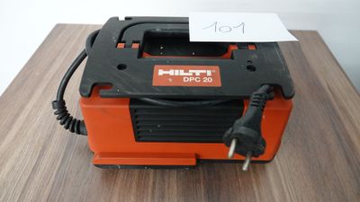 un outil électrique orange et noir posé sur une table en bois