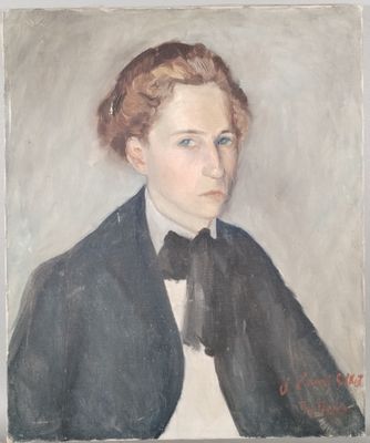 portrait d'une femme vêtue d'une veste noire et d'un nœud papillon