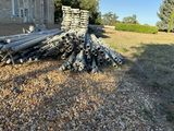 un tas de tuyaux posé par terre devant un immeuble