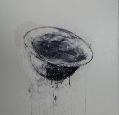 une peinture abstraite représentant un objet en noir et blanc sur un mur blanc
