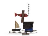 une sculpture métallique représentant un bateau et un poisson sur l'eau