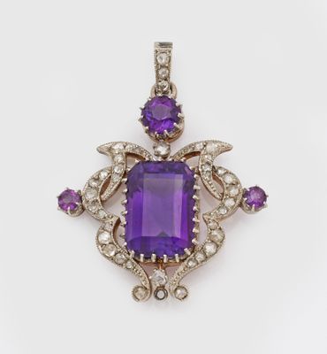 un pendentif en améthorate et diamant