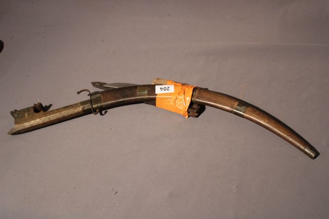 Cat D : Lot comprenant : un sabre Afrique du Nord, un couteau pli...