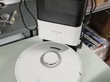 un robot blanc et noir posé sur une table en verre