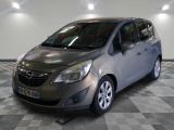 la petite voiture est garée sur un sol en damier dans le garage