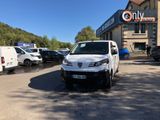 une camionnette blanche garée devant un bâtiment