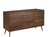 Le buffet est en bois et comporte trois tiroirs.