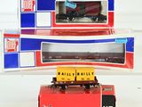 deux boîtes de trains miniatures posées l'une sur l'autre