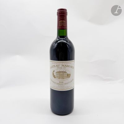 une bouteille de vin posée sur une table